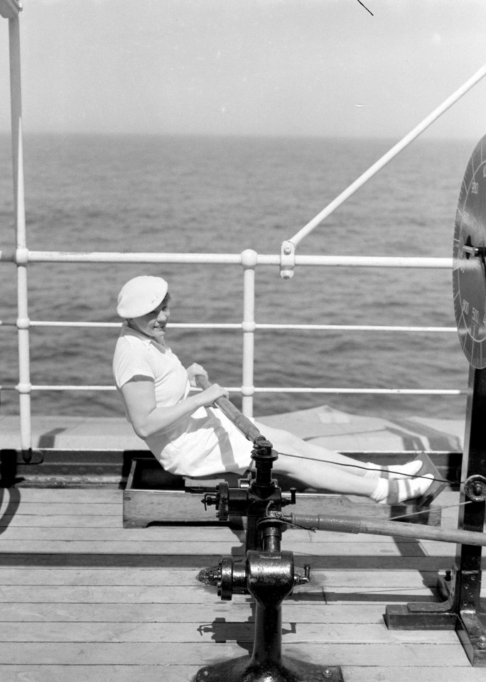 Van de Polls vrouw Nell Langlais aan een roeimachine op het cruiseschip MS Colom, Bestanddeelnr 190-0106