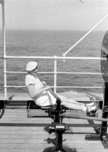 Van de Polls vrouw Nell Langlais aan een roeimachine op het cruiseschip MS Colom, Bestanddeelnr 190-0106