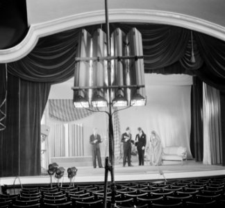 VARA televisie. Cabaretier Wim Sonneveld in zijn programma Meisje met grote voe, Bestanddeelnr 905-5078
