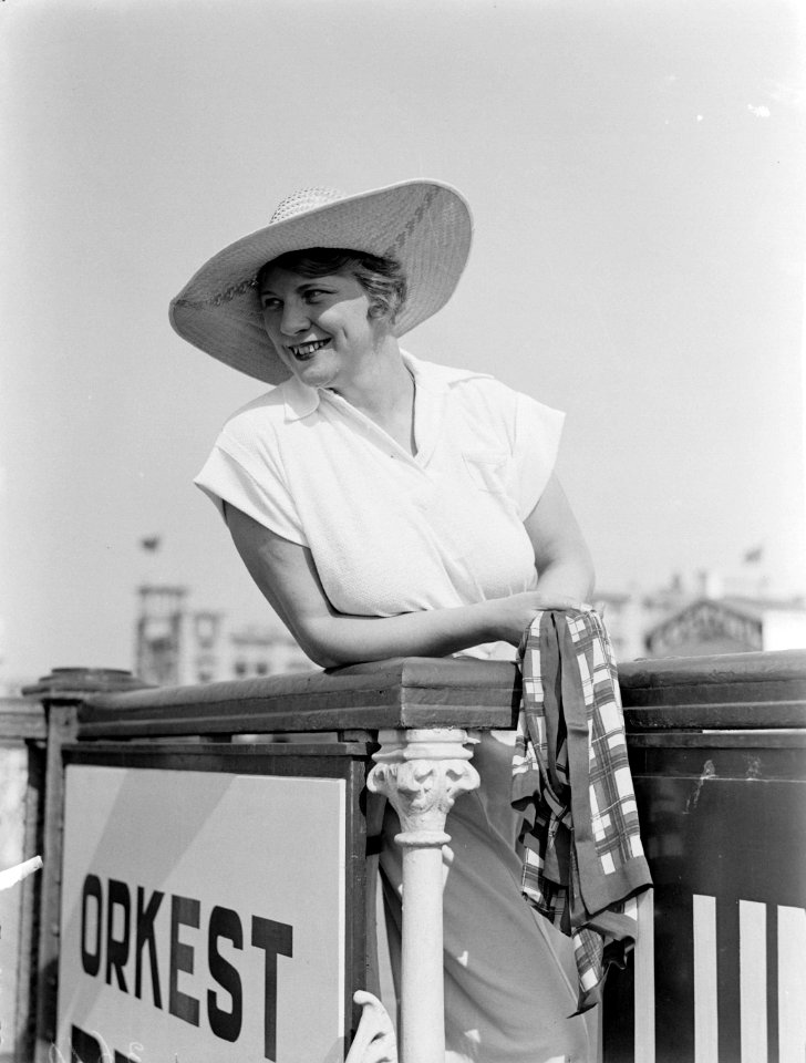 Van de Polls vrouw Nell Langlais aan de boulevard van Scheveningen, Bestanddeelnr 189-0867