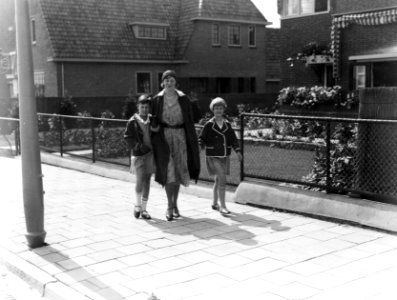 Van de Polls vrouw Nell Langlais met dochters Hans (links) en Renée op de Israel, Bestanddeelnr 252-1219 photo