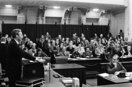 Van den Broek (Buitenlandse Zaken) tijdens de verklaring, Bestanddeelnr 932-4379