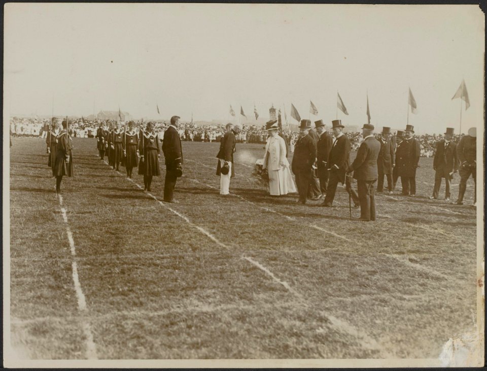 Van de sportfeesten te den Helder welke heden begonnen geven wy H.M. de Koning, Bestanddeelnr 158-2116