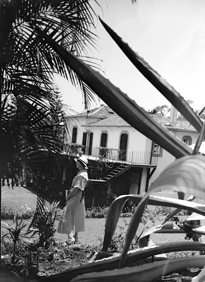 Van de Polls vrouw Nell Langlais in een tuin op Madeira, Bestanddeelnr 190-0171