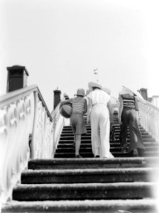 Van de Polls vrouw Nell Langlais en zijn stiefdochters Renée en Hans op een trap, Bestanddeelnr 189-0865 photo