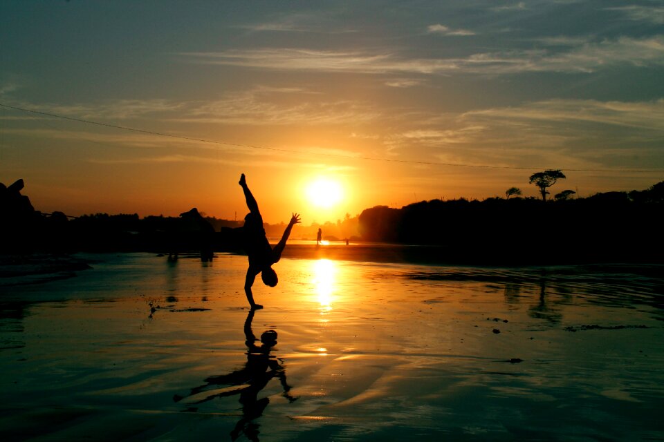 Shore break dance figure