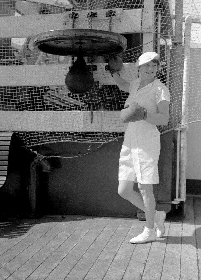 Van de Polls vrouw Nell Langlais bij een boksbal op het cruiseschip MS Colombia , Bestanddeelnr 190-0107