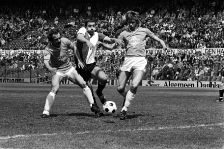 Van Deinsen (midden) in de tang tussen twee VVV spelers, Bestanddeelnr 930-2553