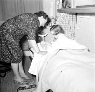 Van de Polls vrouw Hildegard Eschen met Yvonneke, Bestanddeelnr 254-1917