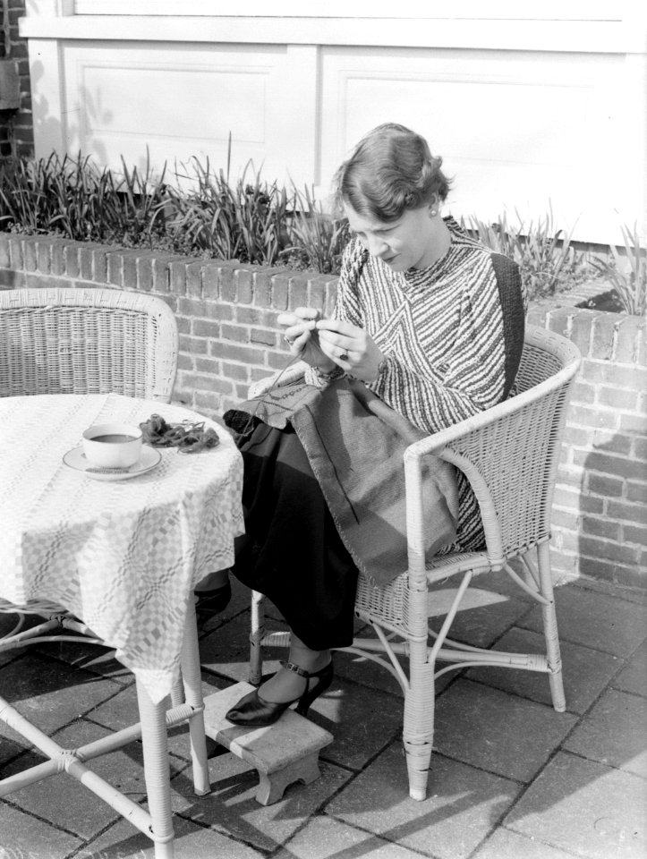 Van de Polls vrouw Nell Langlais aan het borduren op een terras bij Duin en Daal, Bestanddeelnr 189-1289