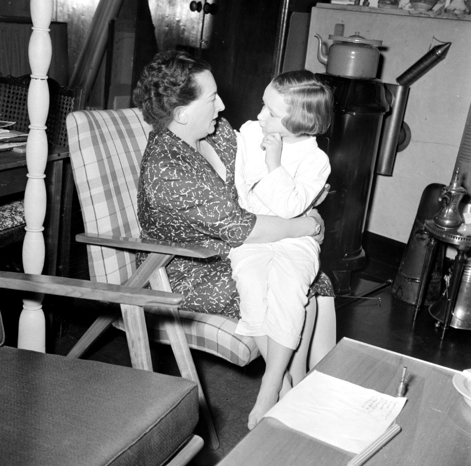 Van de Polls vrouw Hildegard Eschen met Yvonneke, Bestanddeelnr 254-1909