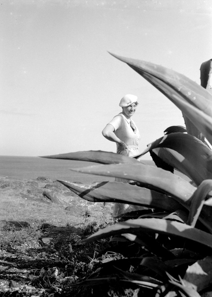 Van de Polls vrouw Nell Langlais bij een agave in een tuin op Madeira, Bestanddeelnr 190-0176