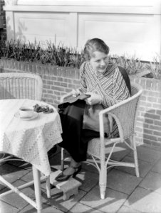 Van de Polls vrouw Nell Langlais aan het borduren op een terras bij Duin en Daal, Bestanddeelnr 189-1290