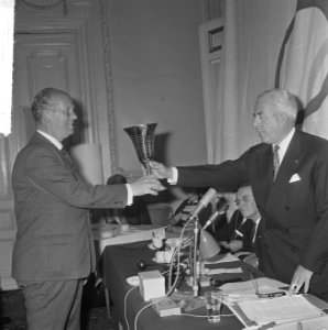 Van Tuyllbeker voor de Roeibond, jhr. H. A. van Karnebeek (rechts) geeft de beke, Bestanddeelnr 917-8529