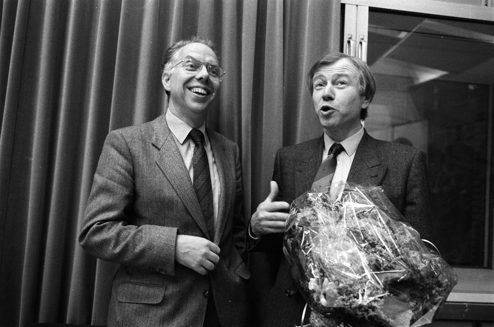 Vara kiest Marcel van Dam tot nieuwe voorzitter Marcel van Dam wordt gefelicit, Bestanddeelnr 933-4988