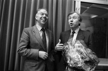 Vara kiest Marcel van Dam tot nieuwe voorzitter Marcel van Dam wordt gefelicit, Bestanddeelnr 933-4988