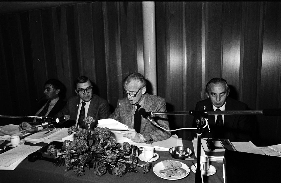 VARA verenigingsraad vlnr H. van Wijk (omroepsecr.) J. Mulder (secr. pen.), A. , Bestanddeelnr 929-9893
