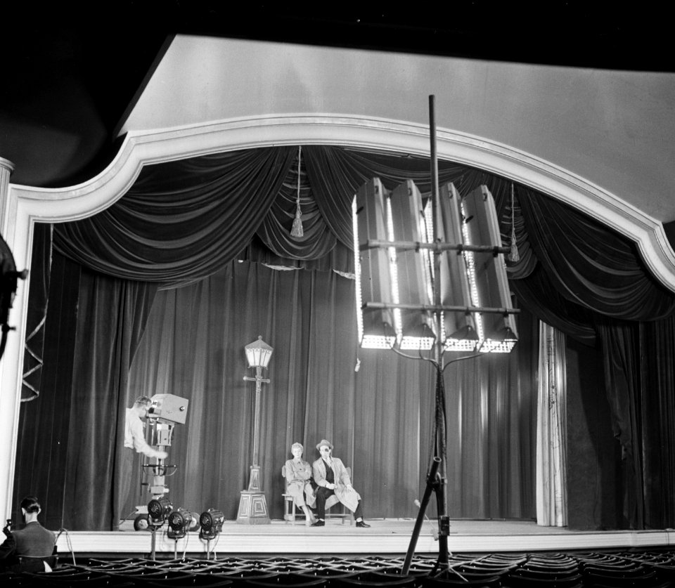 VARA televisie. Cabaretier Wim Sonneveld in zijn programma Meisje met grote voe, Bestanddeelnr 905-5077