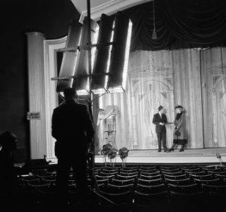 VARA televisie. Cabaretier Wim Sonneveld in zijn programma Meisje met grote voe, Bestanddeelnr 905-5076