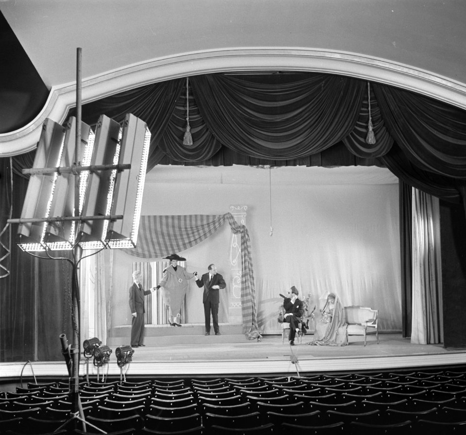 VARA televisie Cabaretier Wim Sonneveld in zijn programma Meisje met grote voe, Bestanddeelnr 905-5079