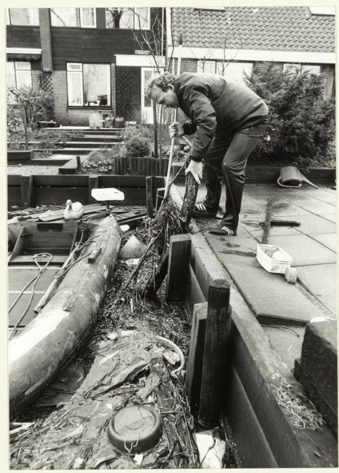 Vanaf het Spaarne drijft regelmatig vuil in het Vaartje (doodlopende knik van het Vaartje bij de Boezemkade), dat verwijderd moet worden. Persoon vermoedelijk Frans Cleeren. NL-HlmNHA 54031367