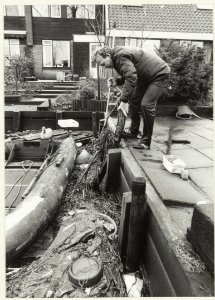 Vanaf het Spaarne drijft regelmatig vuil in het Vaartje (doodlopende knik van het Vaartje bij de Boezemkade), dat verwijderd moet worden. Persoon vermoedelijk Frans Cleeren. NL-HlmNHA 54031367