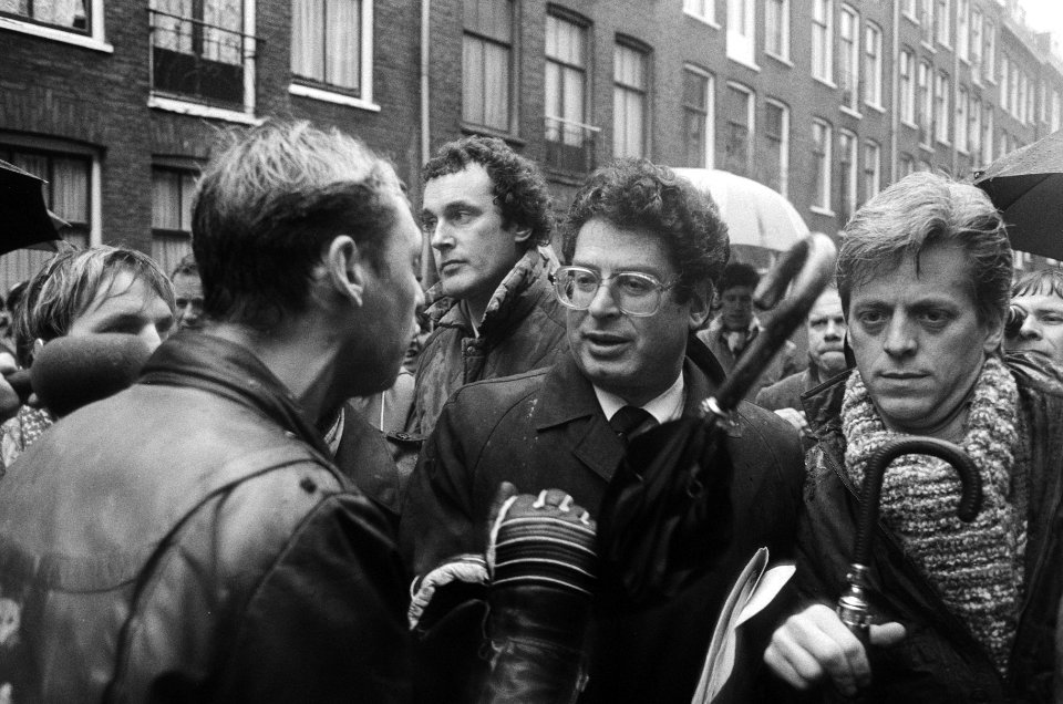 Van Thijn s bezoek aan Staatsliedenbuurt na korte tijd afgebroken omdat hem door, Bestanddeelnr 933-1875