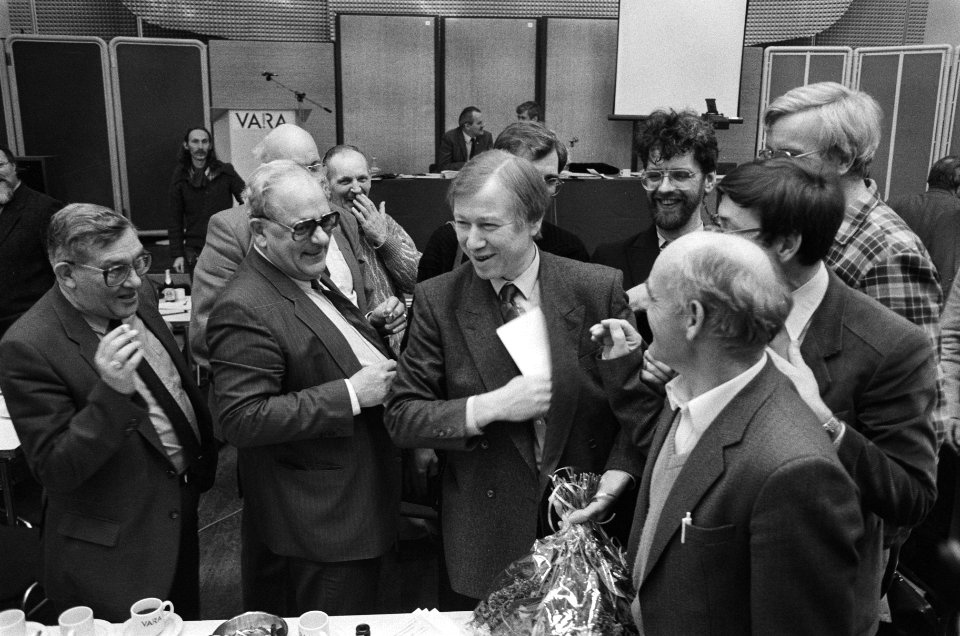 Vara kiest Marcel van Dam tot nieuwe voorzitter Marcel van Dam wordt gefelicit, Bestanddeelnr 933-4990