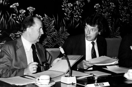 Van Veen (VNO) (l) en Kok (FNV), Bestanddeelnr 930-3382