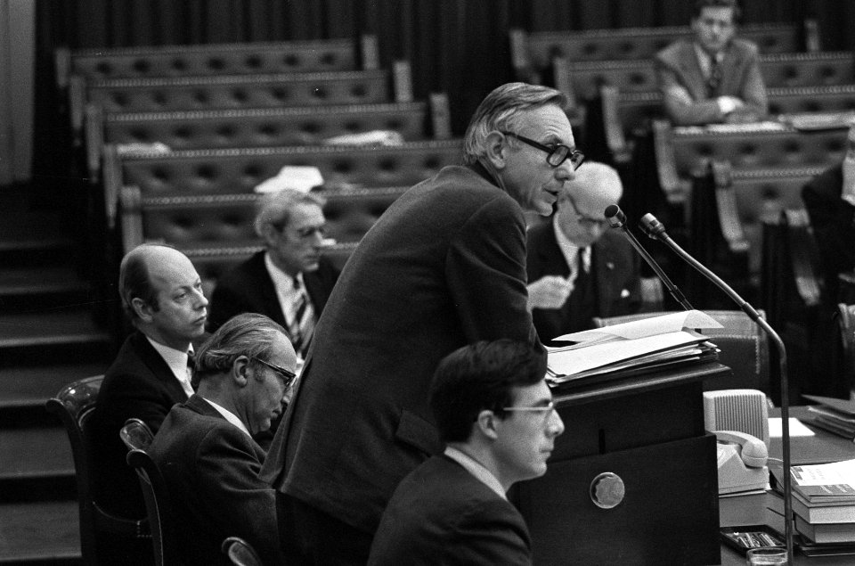 Vanaf de voorgrond naar achter staatssecretaris Brinkhorst, minister Van der Sto, Bestanddeelnr 926-8596
