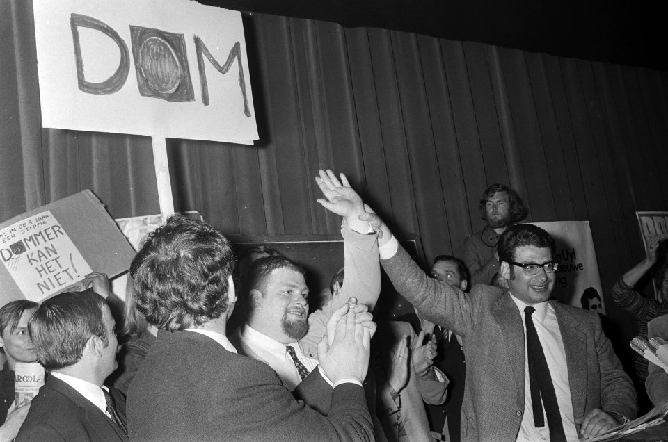Van Thijn (r, met bril) houdt de arm omhoog van de juist gekozen Schaefer, Bestanddeelnr 924-4999