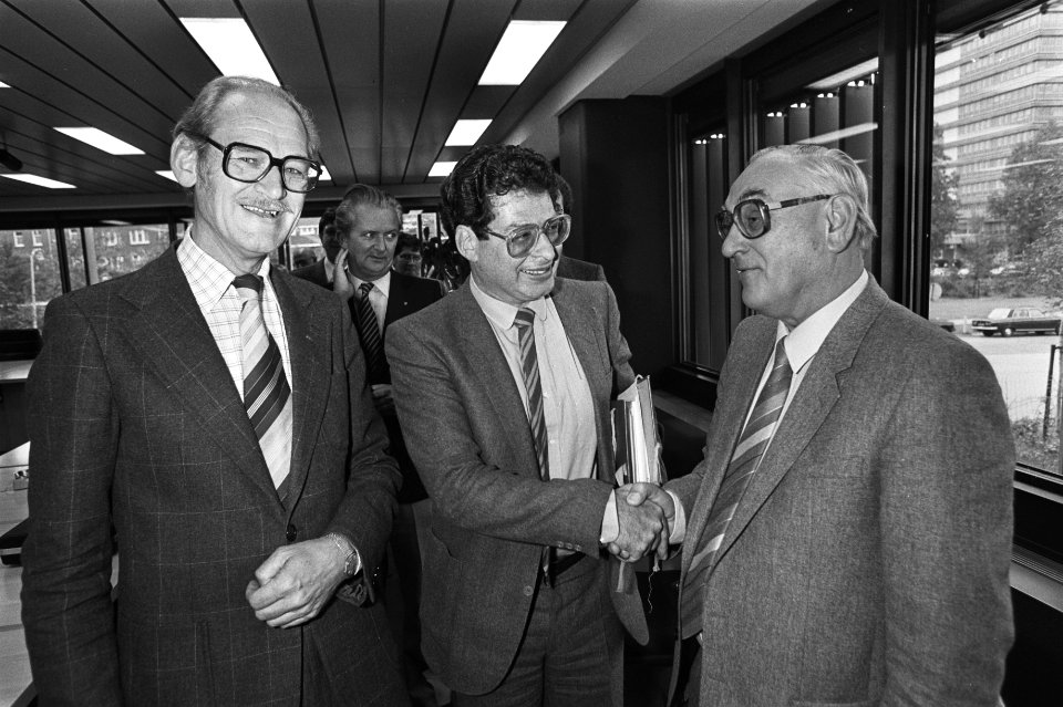 Van Thijn (PvdA, midden) en ABVA-voorzitter Dutman (rechts) links dhr. Pert (CC, Bestanddeelnr 931-7128