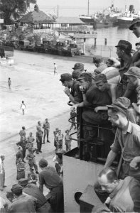 Vanaf het schip kijken soldaten naar de kade, Bestanddeelnr 72-1-2