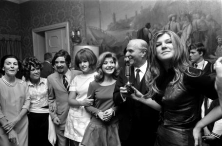 Van rechts naar links Lenny Kuhr, ambassadeur A. Sanz-Briz met de beker en gehee, Bestanddeelnr 922-6096