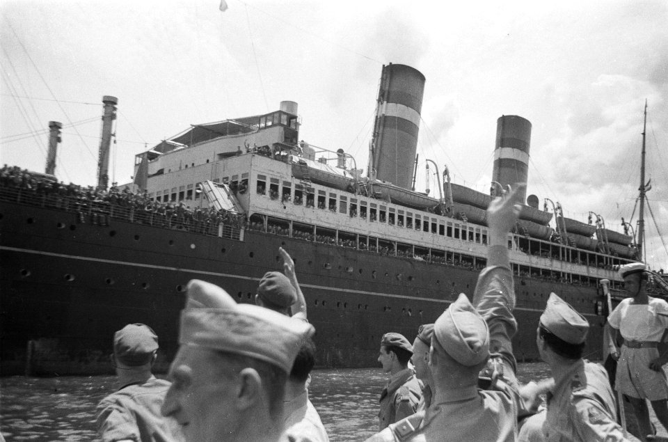 Vanaf de kade wordt gezwaaid naar het aanmerende schip, Bestanddeelnr 92-4-6