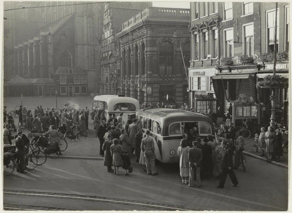 Vanaf de Grote Markt vertrok op 25 juli 1948 het kinderkoor Inter Nos onder leiding van hun dirigent Jan Booda naar Zwitserland voor een tournee van 10 dagen. NL-HlmNHA 54010711
