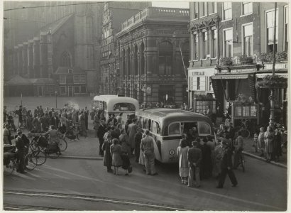 Vanaf de Grote Markt vertrok op 25 juli 1948 het kinderkoor Inter Nos onder leiding van hun dirigent Jan Booda naar Zwitserland voor een tournee van 10 dagen. NL-HlmNHA 54010711