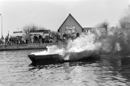 Varend protest tegen herindeling bij Ilpendam (brandend bootje), Bestanddeelnr 934-1797