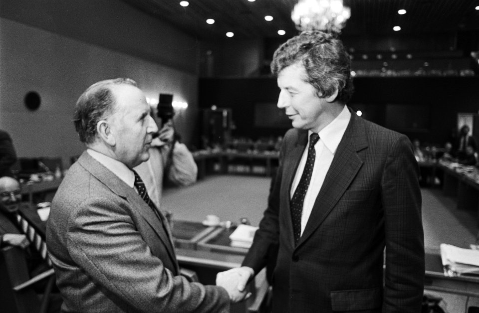 Van Veen (l) schudt Kok de hand, Bestanddeelnr 932-4156