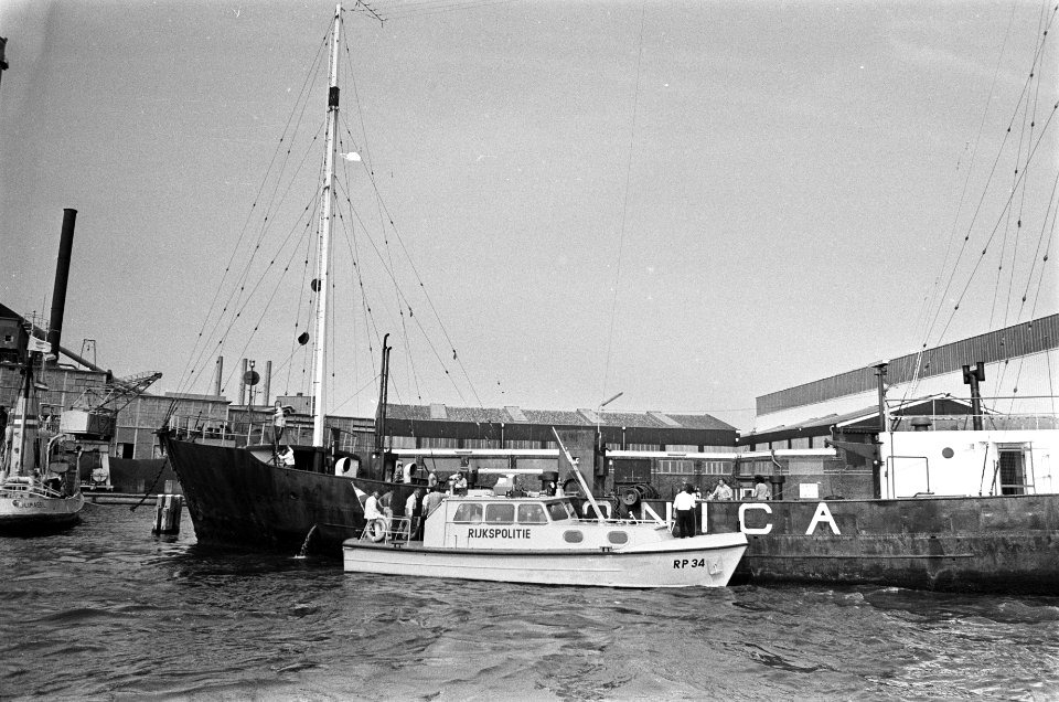 Vanaf een politieboot betreedt de rijkspolitie het zendschip van Veronica, Bestanddeelnr 928-0933