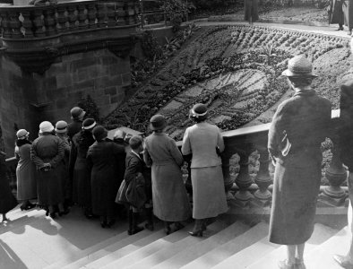 Vanaf een trap bekijken bezoekers van de Princess Street Gardens een klok van bl, Bestanddeelnr 190-1070