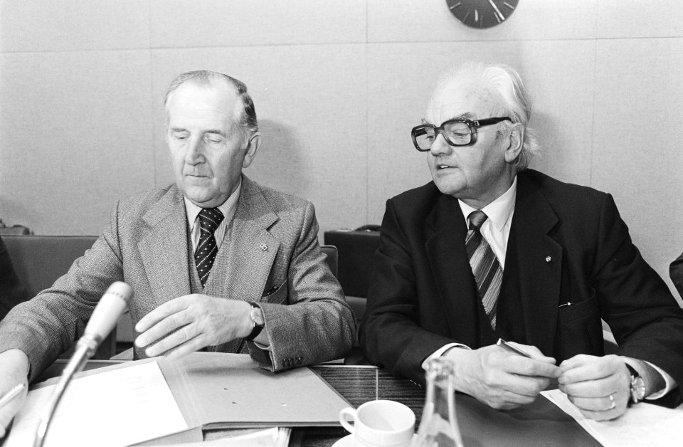 Van Veen (VNO) links en Van Eijkelenburg (NCW) tijdens het ondertekenen, Bestanddeelnr 932-4155