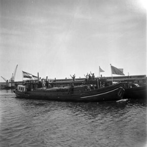 Vanaf een binnenschip wordt gezwaaid naar de fotograaf, Bestanddeelnr 900-2966