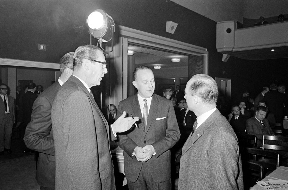Van rechts naar links Norbert Schmelzer, midden dr. Piet Steenkamp, voorzitter…, Bestanddeelnr 919-8229