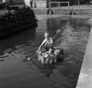 Varen in een bootje dat van biscuitblikken is vervaardigd, Bestanddeelnr 900-5495