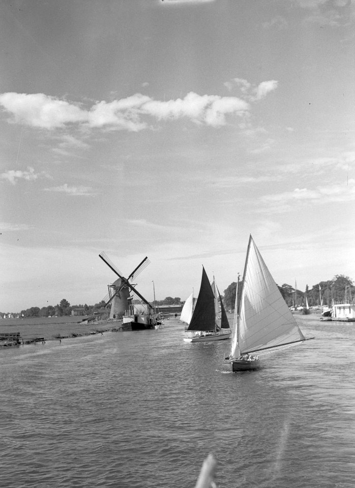 Varende zeilboten, op de achtergrond een windmolen, Bestanddeelnr 190-1317