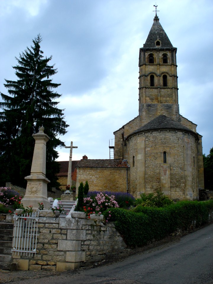 Vareilles (Saône-et-Loire,Fr), le "vieux" clocher et monument aux morts