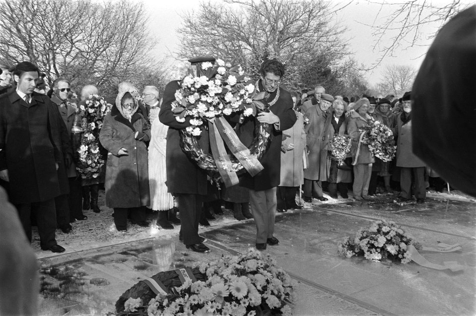 Van Thijn en Brinkman bij herdenking bevrijding vernietigingskampen Auschwitz-Bi, Bestanddeelnr 933-2159