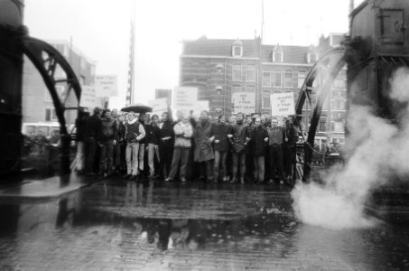 Van Thijn s bezoek aan Staatsliedenbuurt na korte tijd afgebroken omdat hem door, Bestanddeelnr 933-1877