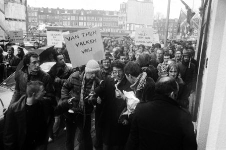 Van Thijn s bezoek aan Staatsliedenbuurt na korte tijd afgebroken omdat hem door, Bestanddeelnr 933-1878